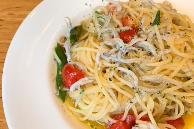 トマトとしらすのペペロンチーノ風パスタ
