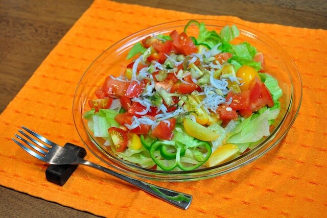 色鮮やかな野菜としらすのサラダ
